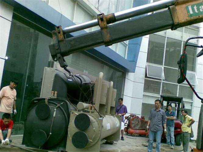 称多县随车吊和汽车吊的核心区别是什么？哪种更省钱？