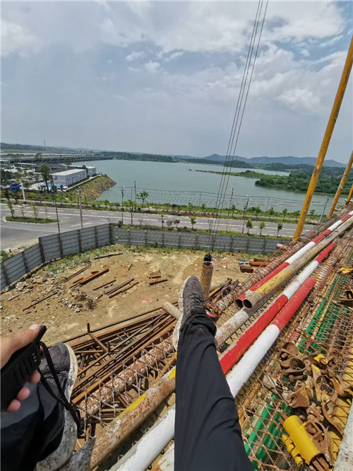 称多县作业中发生设备损坏或人员意外，责任怎么划分？